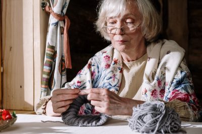 une femme tricotant