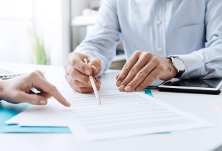 Quels sont les avantages de recourir à un courtier en solutions patrimoniales