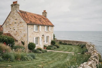 Maison normande en pierre avec volets blancs à louer en bord de mer en Seine-Maritime, vue extérieure grand angle