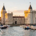 Vieux port de La Rochelle et ses tours au coucher du soleil