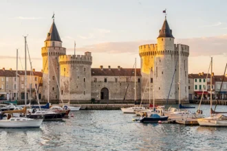 Vieux port de La Rochelle et ses tours au coucher du soleil