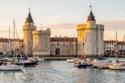 Vieux port de La Rochelle et ses tours au coucher du soleil